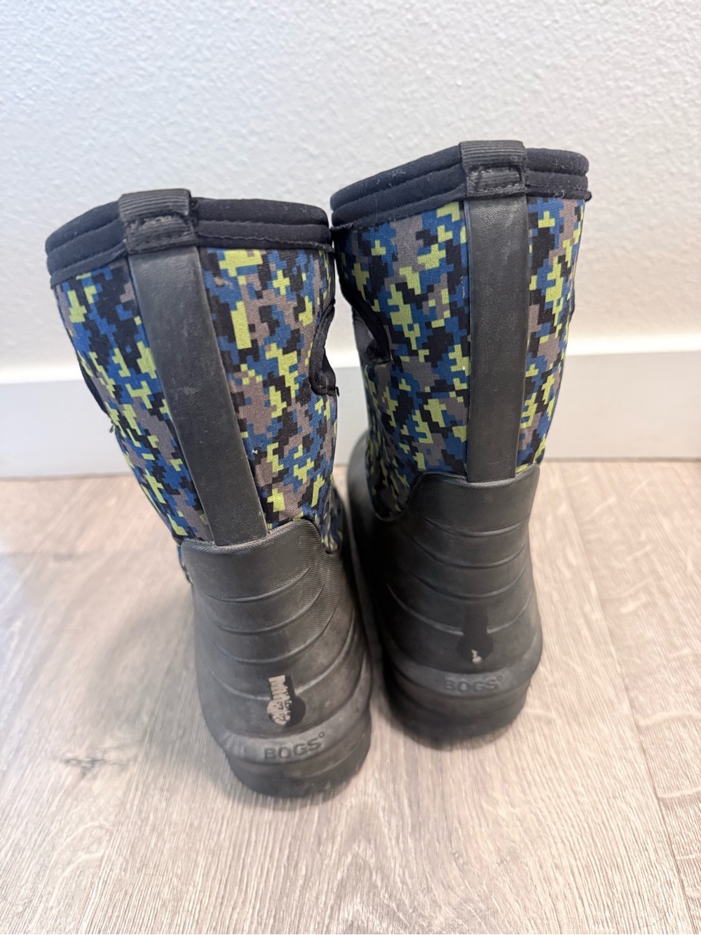 Bogs kids Waterproof Rain Boots in Black and Blue Camouflage - Picture 3 of 9